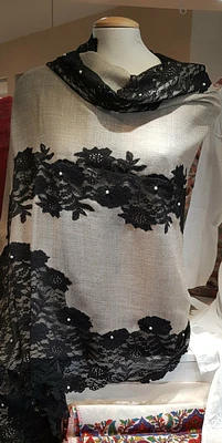 Pure Cashmere Lace Trim Shawl beige/black with pearls