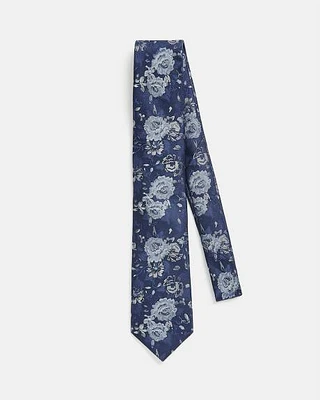 Elevate your look with this regular-fit silk tie featuring a bold floral pattern, perfect to add some colour to your outfit.