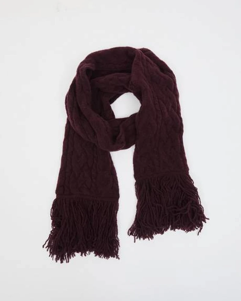 Spongy Cable-Knit Scarf with Fringes