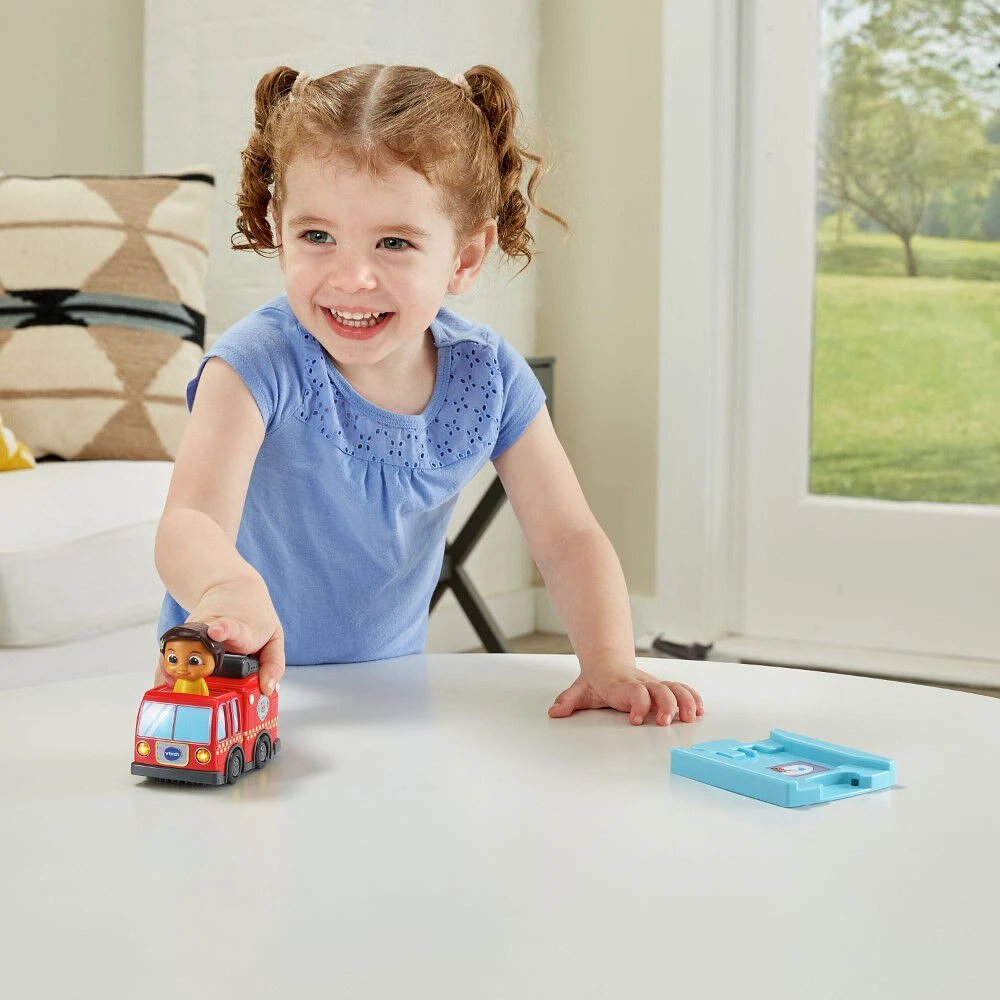 VTech CoComelon Go! Go! Smart Wheels Nina's Fire Truck and Track - English Edition