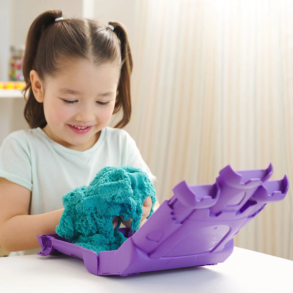 Kinetic Sand, Castle Case avec 453 g de sable à modeler bleu sarcelle, bac de jeu multi-usage et conteneur de rangement, jouets sensoriels