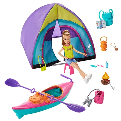 Coffret poupée et accessoires ​Barbie Équipe Stacie avec tente jouet, kayak et plus de 15 éléments