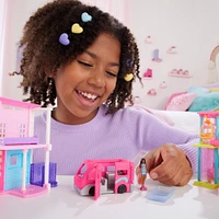 Coffret poupée et véhicule jouet ​Mini BarbieLand Barbie, poupée Barbie de 3,81 cm (1,5 po) et Autocaravane de rêve avec portes qui s'ouvrent vraiment et piscine à changement de couleur