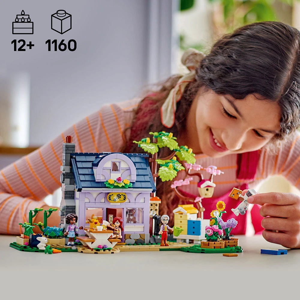 LEGO Friends La maison des apiculteurs et le jardin fleuri, Ensemble de construction, Cadeau pour enfants et adolescents 42669