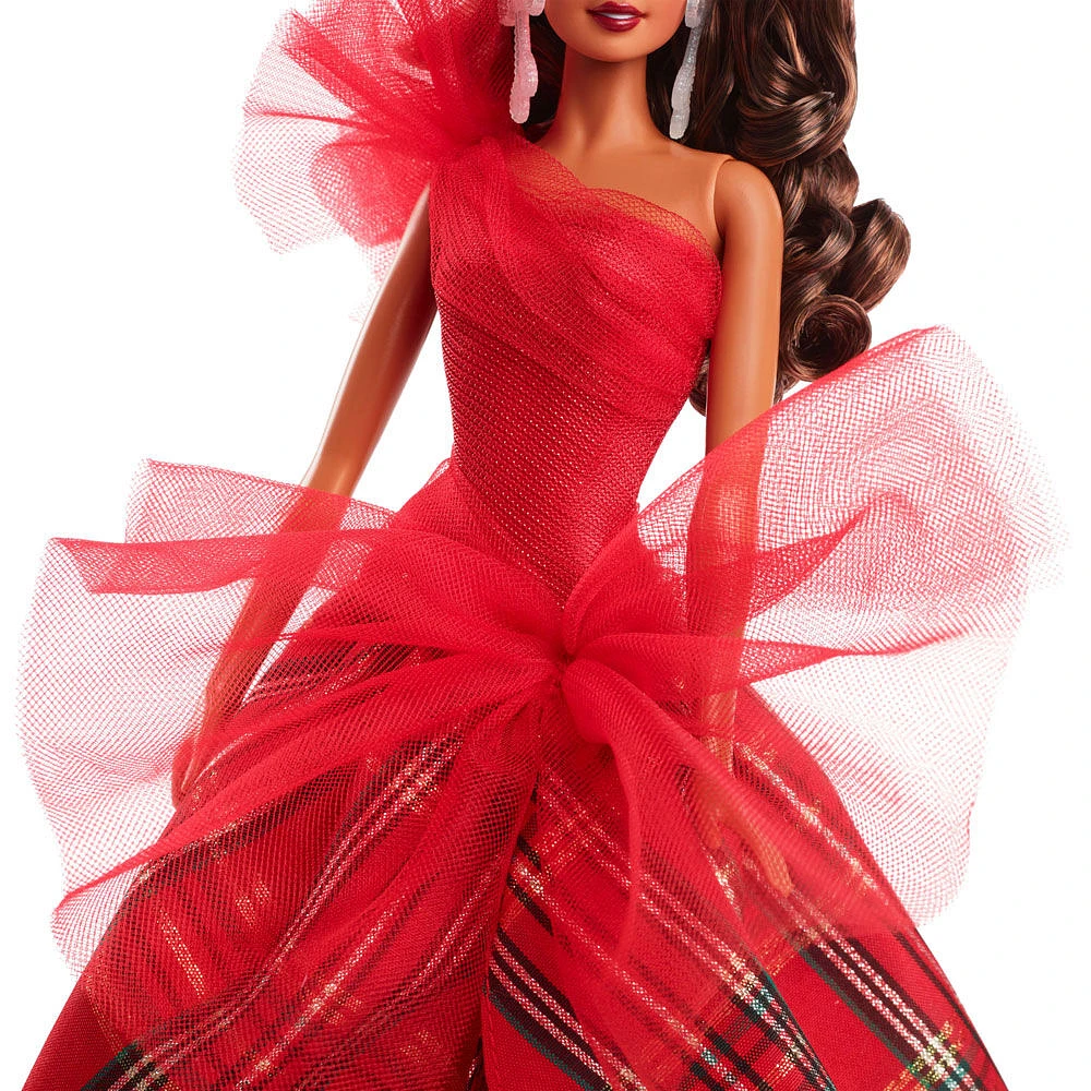 Barbie Poupée Signature Joyeux Noël 2024 Poupée de collection cheveux châtain, robe à carreaux ornée d'un noeud rouge, dans un emballage à exposer