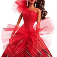 Barbie Poupée Signature Joyeux Noël 2024 Poupée de collection cheveux châtain, robe à carreaux ornée d'un noeud rouge, dans un emballage à exposer