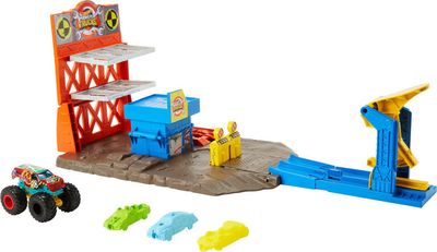 Hot Wheels Monster Trucks Toys, Wreckin' Raceway Playset with Monster  Trucks Bigfoot & Gunkster, Convenient Storage, Gift for Kids​​, HGV12