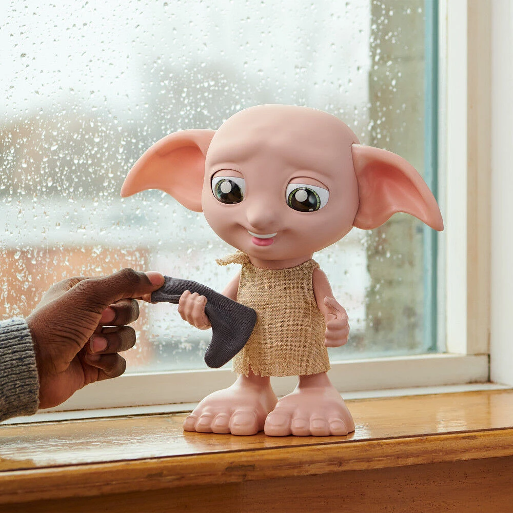 Wizarding World Harry Potter, Poupée interactive Magical Dobby avec chaussette, plus de 30 sons et répliques, 21,6 cm