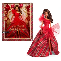 Barbie Poupée Signature Joyeux Noël 2024 Poupée de collection cheveux châtain, robe à carreaux ornée d'un noeud rouge, dans un emballage à exposer