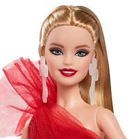 Barbie Joyeux Noël 2024 Poupée Barbie blonde emblématique portant une robe à carreaux, cadeau collector pour les fêtes, avec emballage de présentation