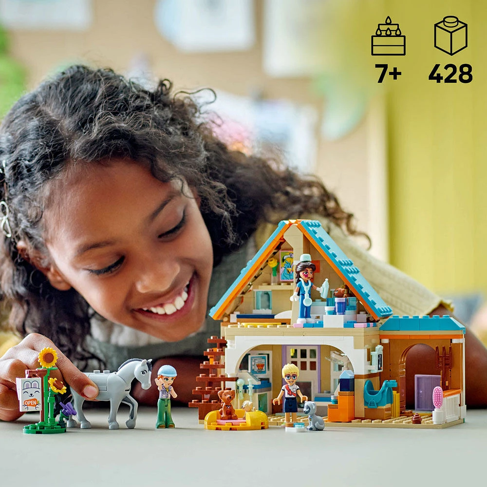 LEGO Friends La clinique vétérinaire pour chevaux et animaux de compagnie, Jouet de simulation avec 3 minipoupées et 5 animaux 42651