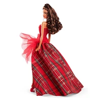 Barbie Poupée Signature Joyeux Noël 2024 Poupée de collection cheveux châtain, robe à carreaux ornée d'un noeud rouge, dans un emballage à exposer