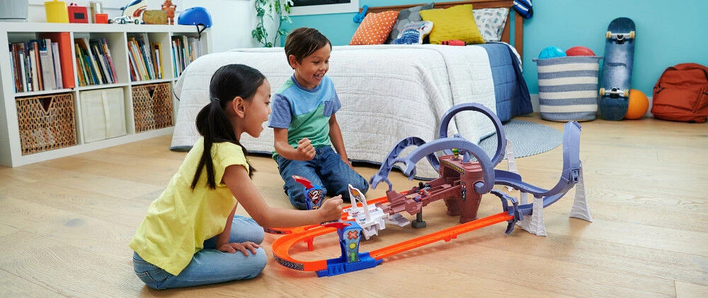 Hot Wheels RacerVerse Spider-Man's Web-Slinging Speedway Track Set with 2 Hot Wheels Racers