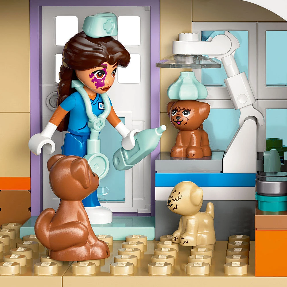 LEGO Friends La clinique vétérinaire pour chevaux et animaux de compagnie, Jouet de simulation avec 3 minipoupées et 5 animaux 42651