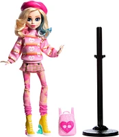 Monster High Enid Sinclair Poupée à collectionner dans une tenue rose avec béret et sac à dos, socle pour poupée