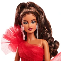 Barbie Poupée Signature Joyeux Noël 2024 Poupée de collection cheveux châtain, robe à carreaux ornée d'un noeud rouge, dans un emballage à exposer