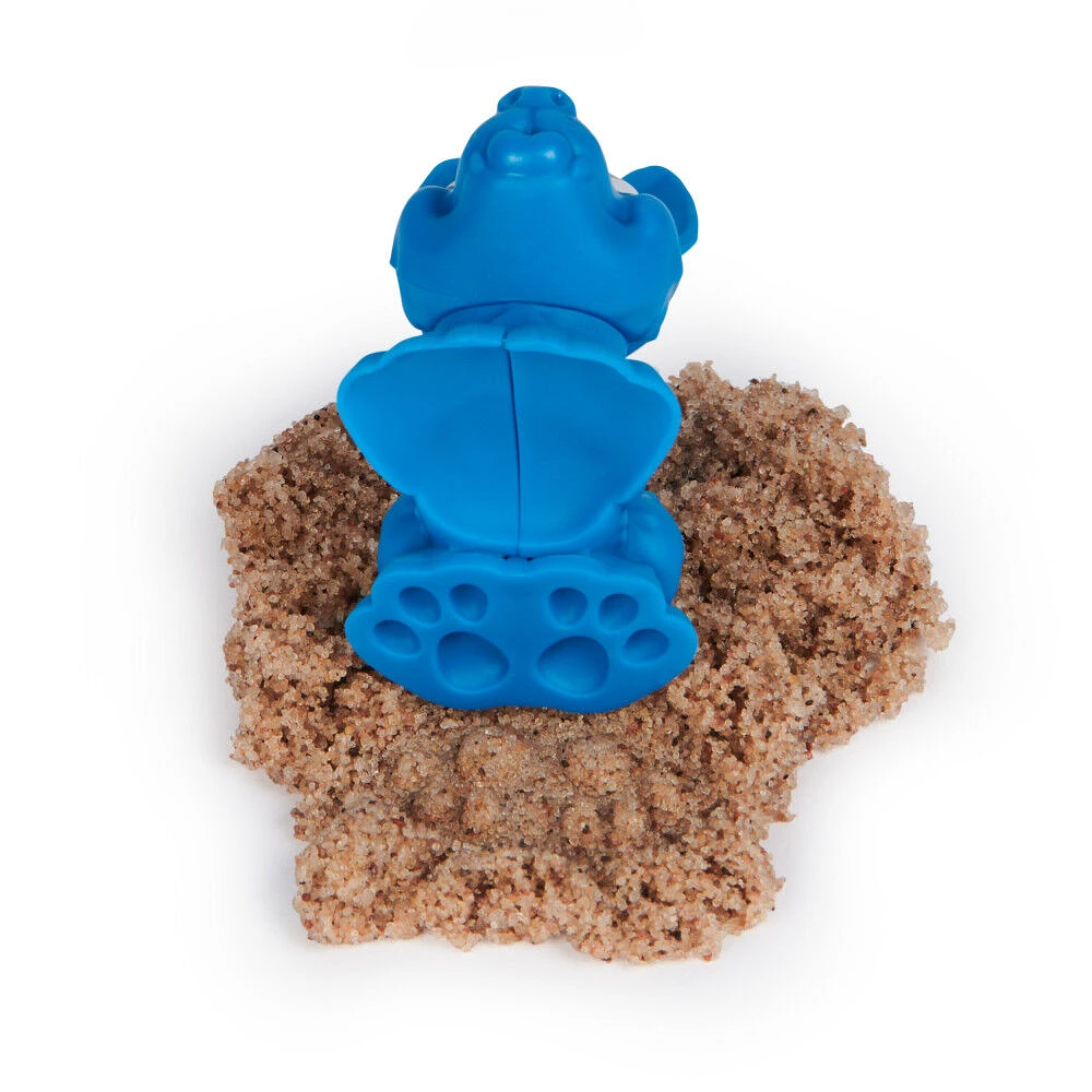 Kinetic Sand, Doggie Dig avec outil multi-usage surprise en forme de chien, 170 g de sable de plage et rangement de sable à modeler (plusieurs modèles disponibles.), jouets sensoriels