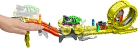 Hot Wheels Monster Trucks Power Smashers Race & Chase Challenge with Oversized Skelesaurus, 1:64 Scale Bone Shaker & 2 Crushed Cars