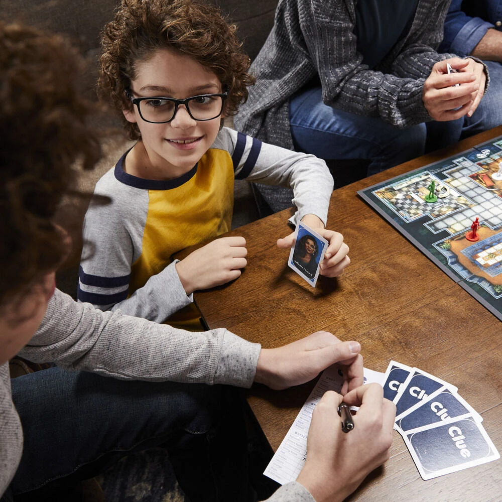 Clue, jeu de plateau pour enfants, jeu Clue revisité, pour 2 à 6 joueurs, jeu d'enquête, jeu de détective, jeu familial pour enfants et adultes