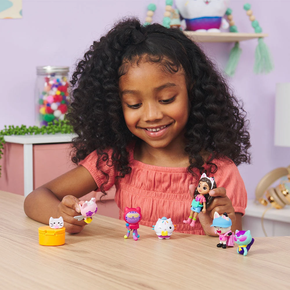 Gabby's Dollhouse, Coffret de figurines édition voyage avec une poupée Gabby, 5 figurines chat, jouets surprise et accessoires pour la maison magique