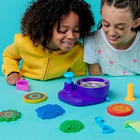 Kinetic Sand, Coffret Swirl N' Surprise avec 907 g de sable modelable rouge, bleu, vert et jaune et 4 outils