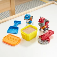 Rubble and Crew, Coffret de figurines articulées Charger et Wheeler, avec 85,05 g de sable Kinetic Build-It Sand et 2 jouets de construction portables