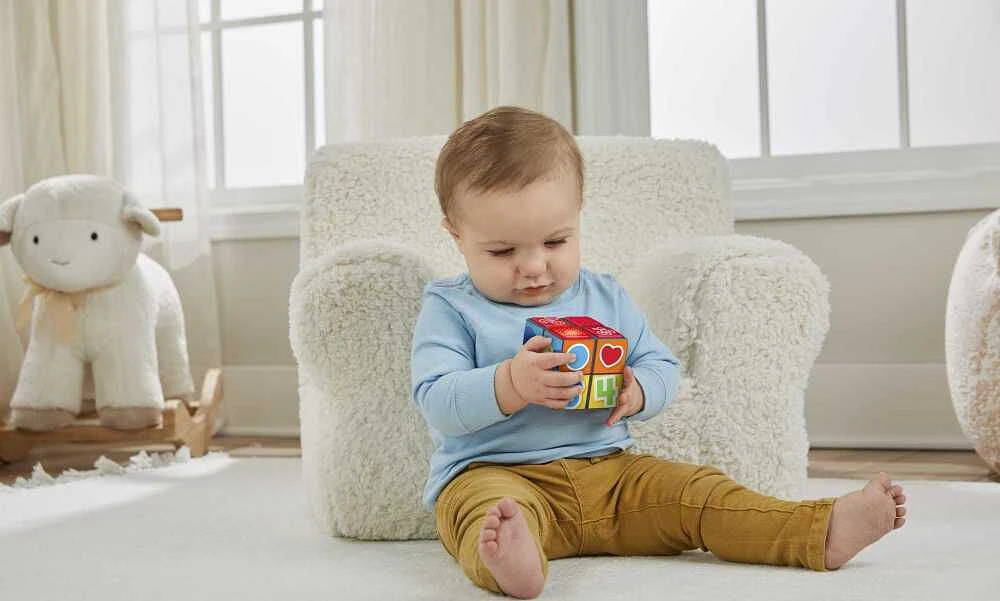 Fisher-Price Rires et Éveil Cube d'activités de Puppy version française