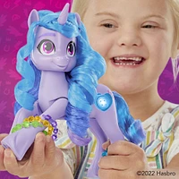 My Little Pony : Marquons les esprits, Étincelante Izzy Moonbow, poney violet