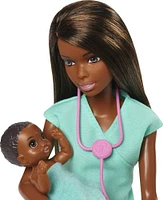 Coffret de jeu Barbie Pédiatre avec poupée brunette, 2 poupées bébés, éléments de jeu jouets