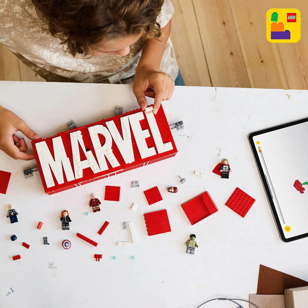 LEGO Marvel : Logo et figurines MARVEL, Ensemble à construire avec personnages des Avengers 76313