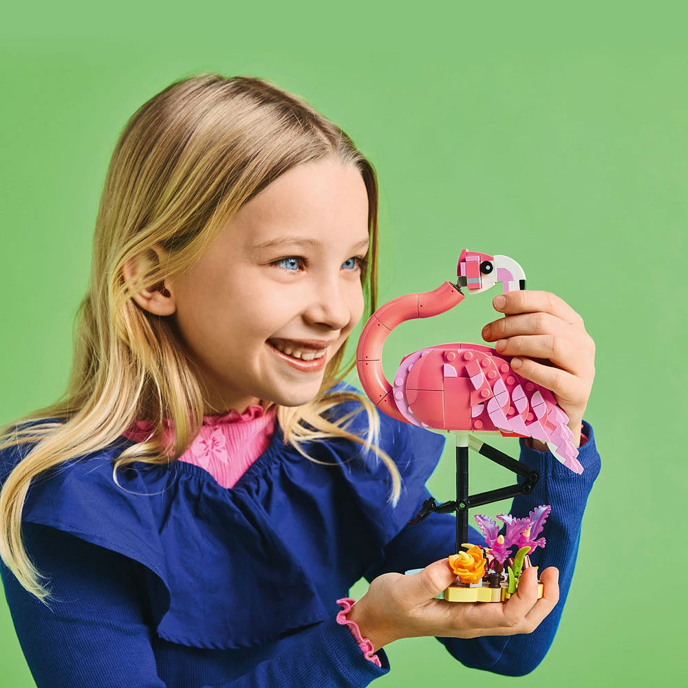 LEGO Creator Les animaux sauvages : Le flamant rose, Jouet d'animal, Se transforme en cacatoès ou en axolotl 31170