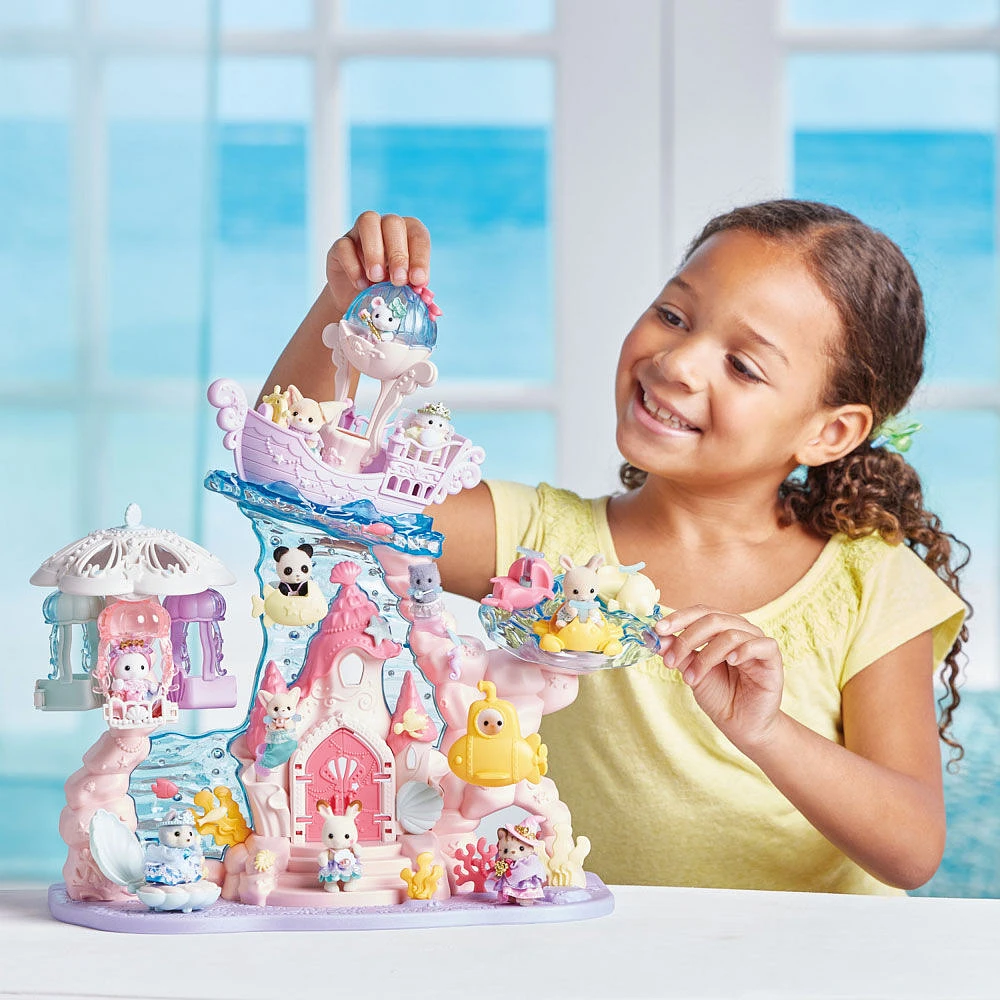 Calico Critters Château de sirène pour bébé, ensemble de jeu pour maison de poupée avec 3 figurines de poupée à collectionner