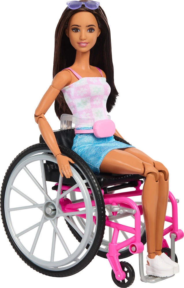 Coffret de poupée Barbie et chien d'assistance avec fauteuil roulant, rampe et accessoires, poupée