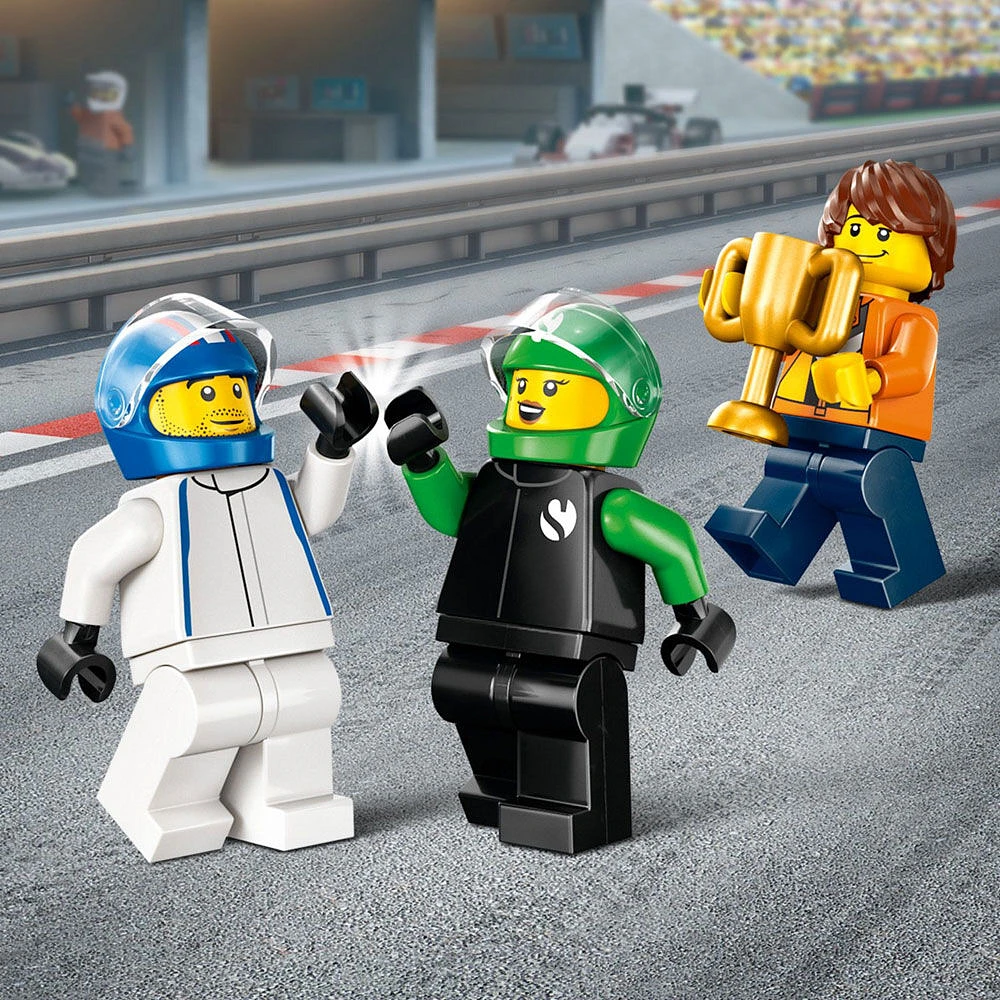 LEGO City La grille de départ de F1 avec les voitures de course de VCARB et de Sauber, ensemble de véhicules avec 2 figurines de pilote 60474