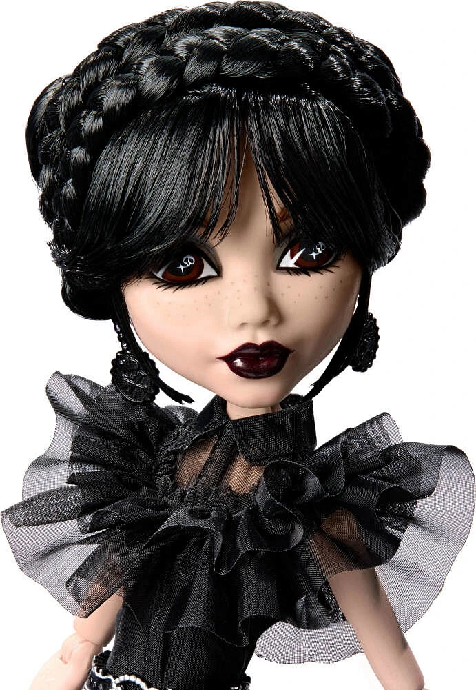 Monster High Mercredi Addams en Tenue de Bal Poupée à collectionner vêtue d'une robe gothique noire inspirée de la scène de danse, accessoires de qualité et socle pour poupée