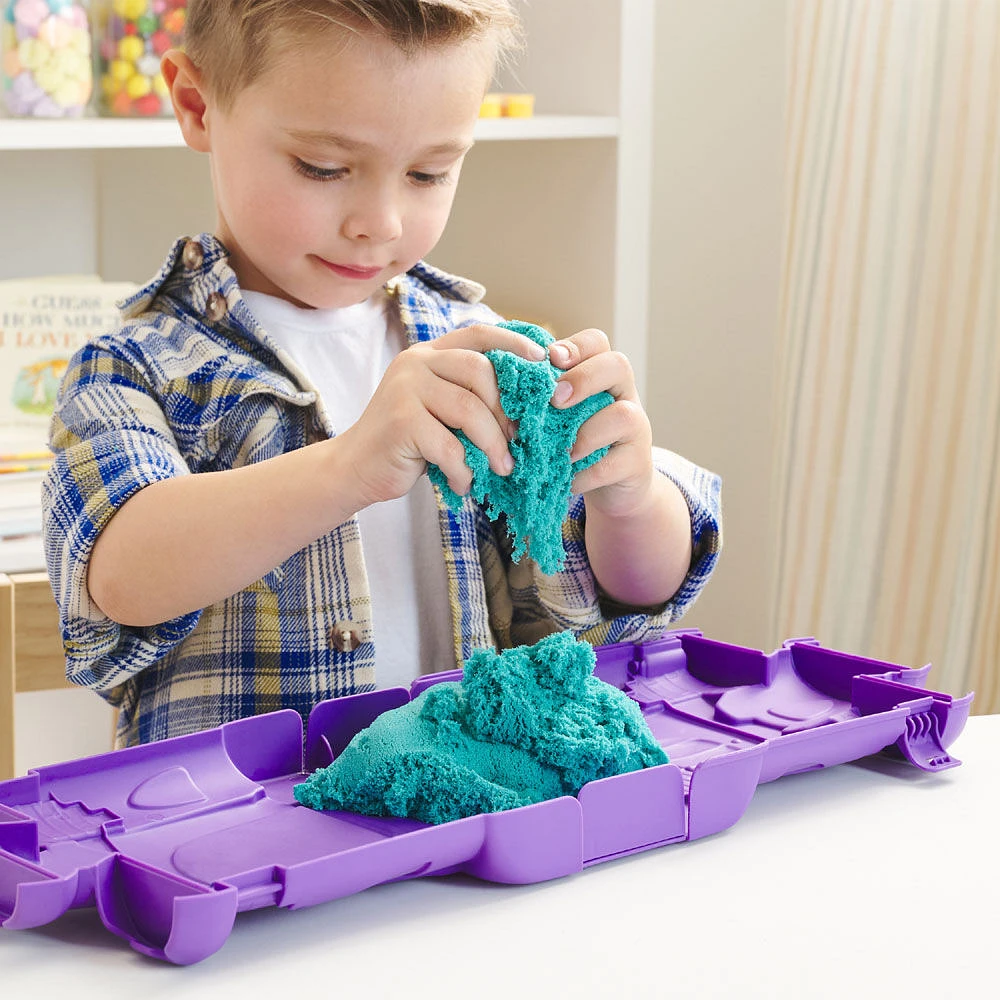 Kinetic Sand, Castle Case avec 453 g de sable à modeler bleu sarcelle, bac de jeu multi-usage et conteneur de rangement, jouets sensoriels