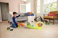 Hot Wheels Monster Trucks Power Smashers Race & Chase Challenge with Oversized Skelesaurus, 1:64 Scale Bone Shaker & 2 Crushed Cars