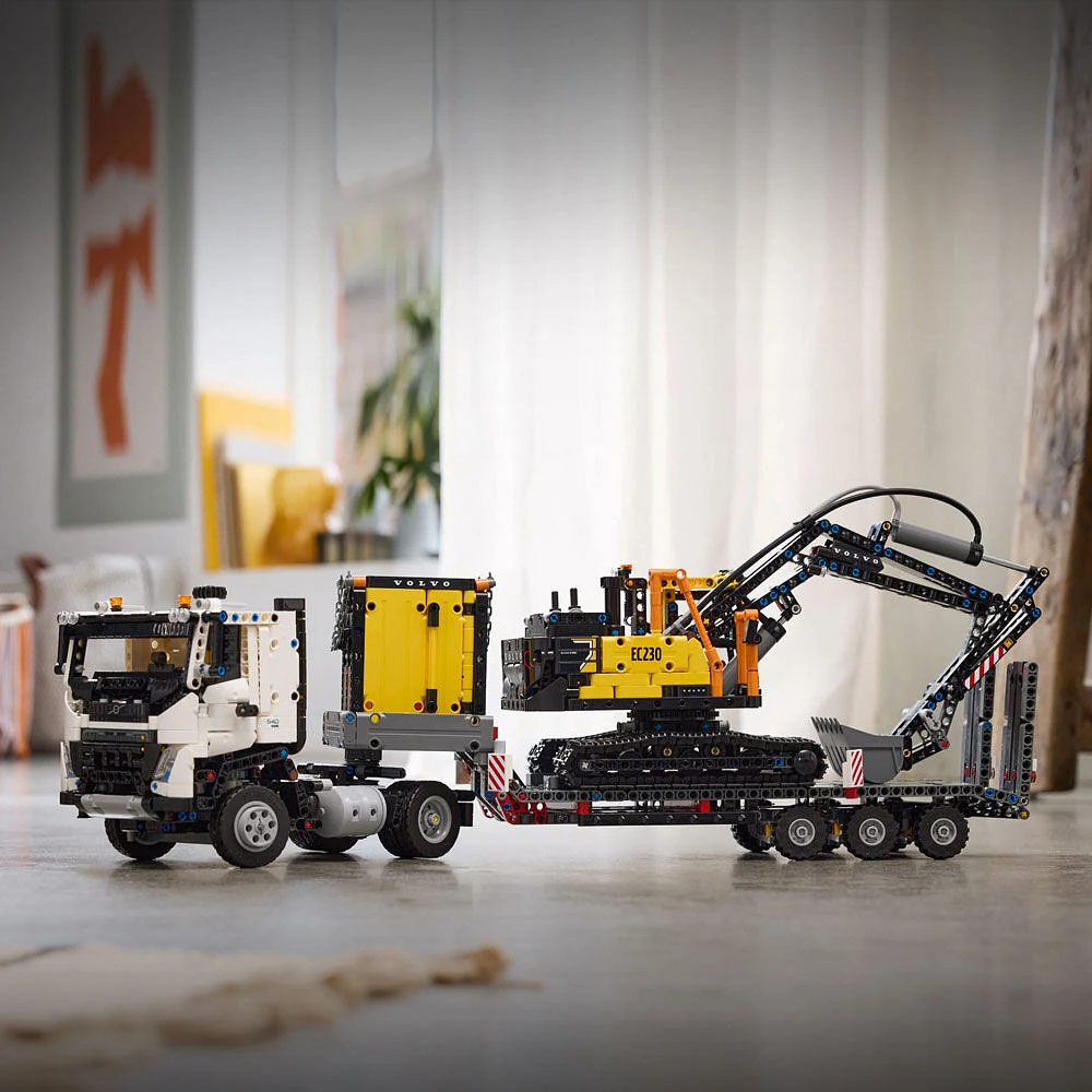 LEGO Technic Le camion Volvo FMX et l'excavatrice électrique EC230 42175