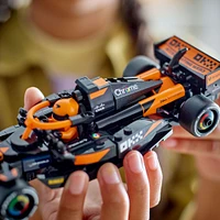 LEGO Speed Champions Voiture de course McLaren F1 Team MCL38, Ensemble de véhicule et de pilote 77251