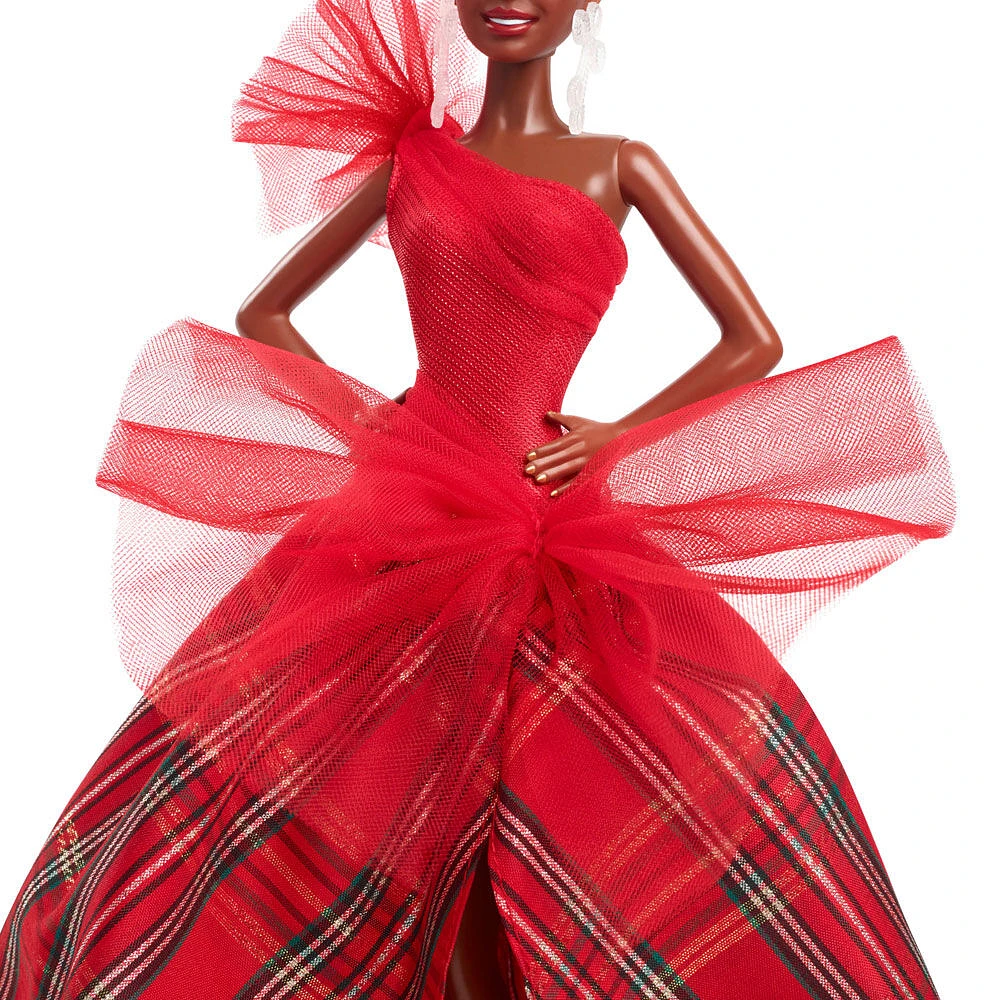 Barbie Poupée Barbie Joyeux Noël 2024 Poupée de collection aux cheveux noirs avec robe à carreaux dans un emballage à exposer