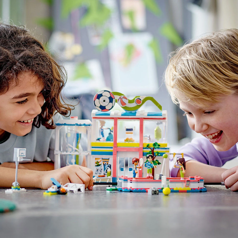 LEGO Friends Le centre sportif 41744 Ensemble de jeu de construction (832 pièces)