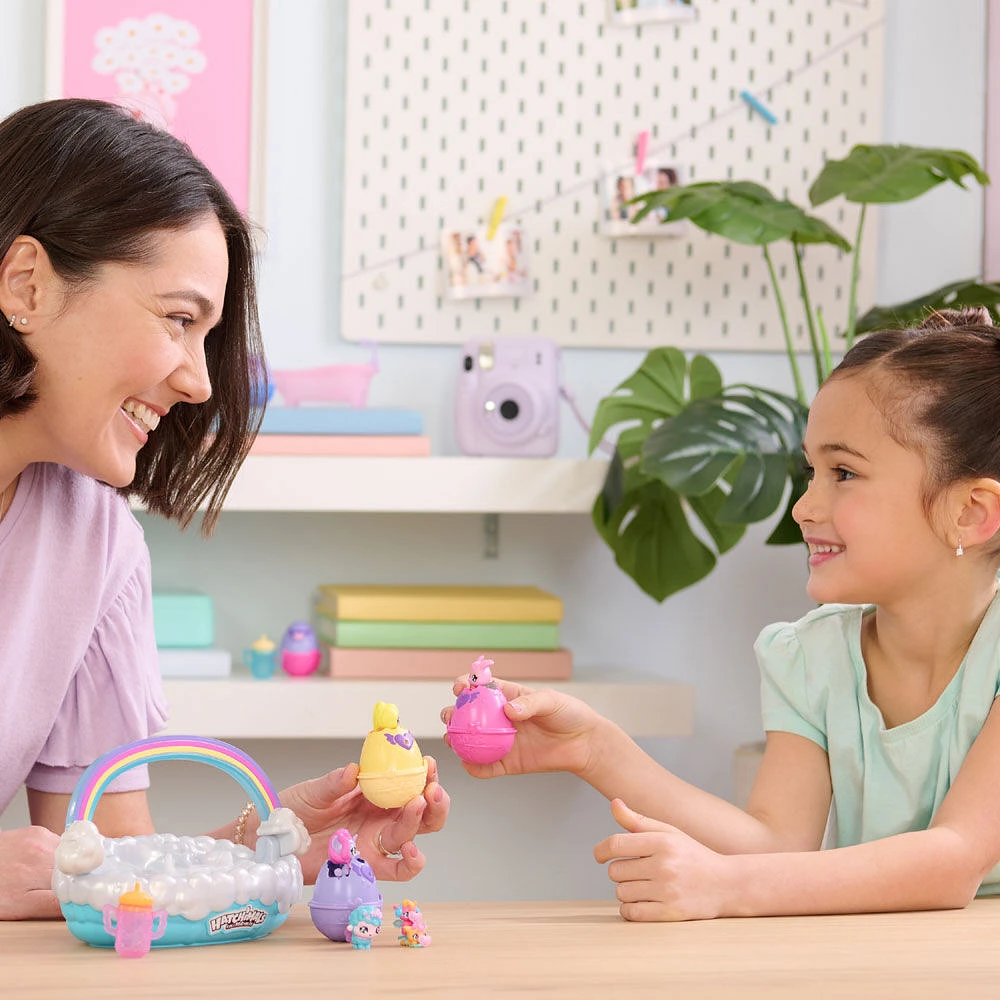 Hatchimals Alive, Panier de printemps avec 6 mini figurines, 3 oeufs qui éclosent tout seuls, cadeau amusant de Pâques