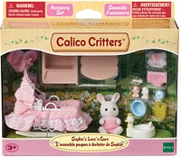 Calico Critters Sophie's Love N Care, ensemble de jeu de maison de poupée avec figurine et accessoires