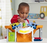 Fisher-Price Little People Hot Wheels Race Track for Toddlers, Race and Go Track Set, 2 Cars