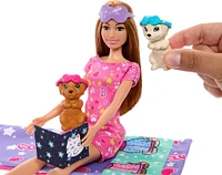 Barbie-Soirée Pyjama Chiots-Coffret poupée, 2chiots, 11accessoires