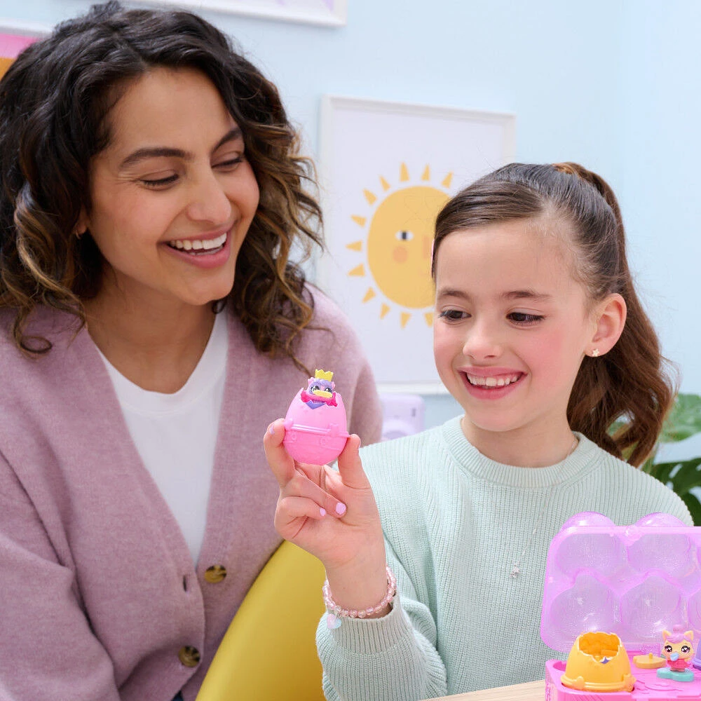 Hatchimals Alive, Egg Carton Jouet avec 5 mini figurines dans des oeufs qui éclosent tout seuls, 11 accessoires