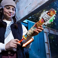 Nerf Zombie Strikeout, blaster à fléchettes, 8 fléchettes Nerf Elite, épée en mousse, poignée d'amorçage, jeux d'extérieur