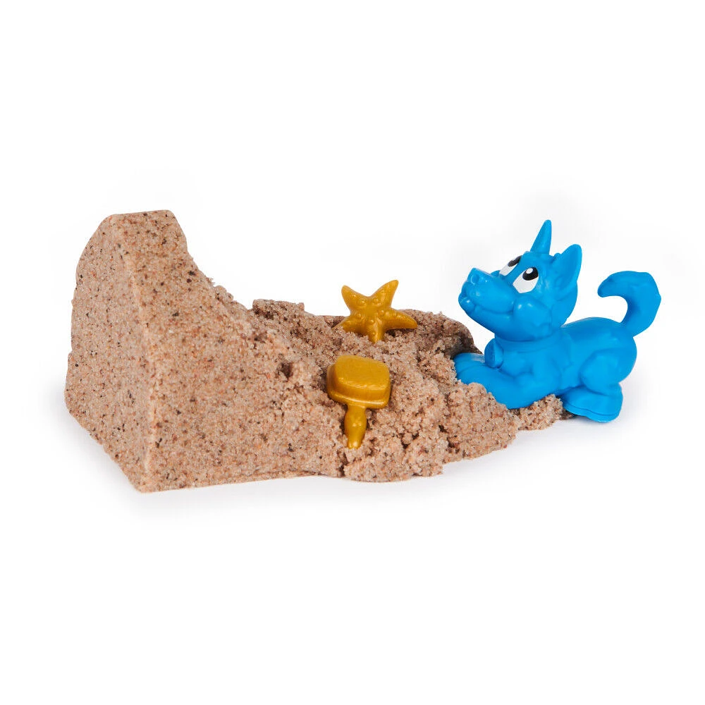 Kinetic Sand, Doggie Dig avec outil multi-usage surprise en forme de chien, 170 g de sable de plage et rangement de sable à modeler (plusieurs modèles disponibles.), jouets sensoriels