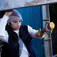 Nerf Zombie Strikeout, blaster à fléchettes, 8 fléchettes Nerf Elite, épée en mousse, poignée d'amorçage, jeux d'extérieur