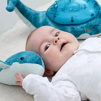 Tranquil Whale de Cloud b Ensemble Veilleuse Baleine Bleu à Effet Sous-Marin et Musique avec hochet en peluche